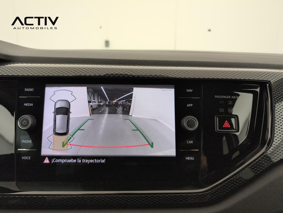 Volkswagen Polo : image de la caméra de recul avec lignes de guidage sur l'écran tactile