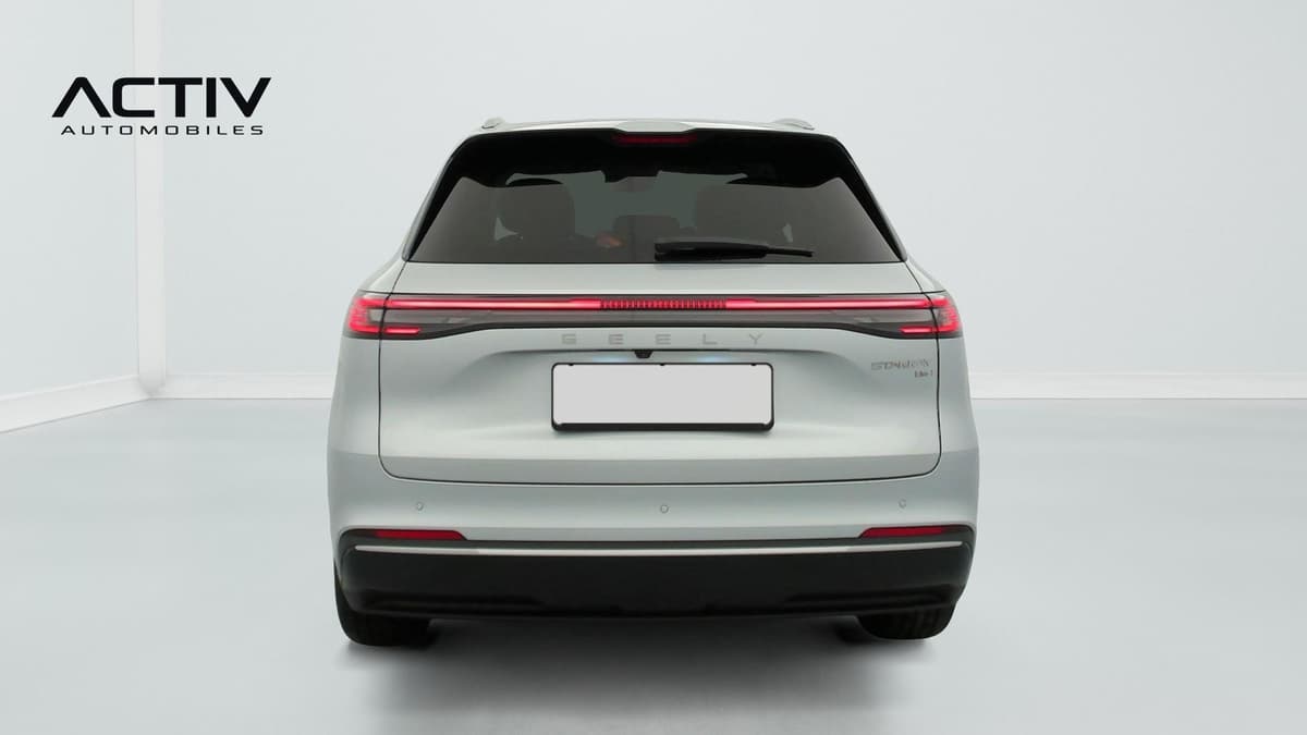 Geely Starray : face arrière avec bandeau de feux lumineux et capteurs de stationnement