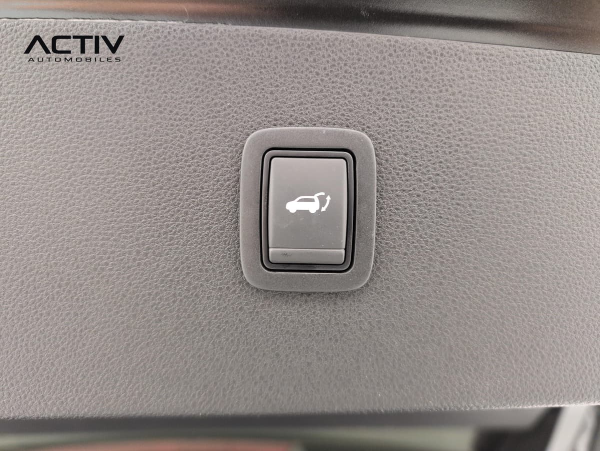 Dacia Bigster Hybrid : bouton de commande du hayon électrique sur la garniture du coffre