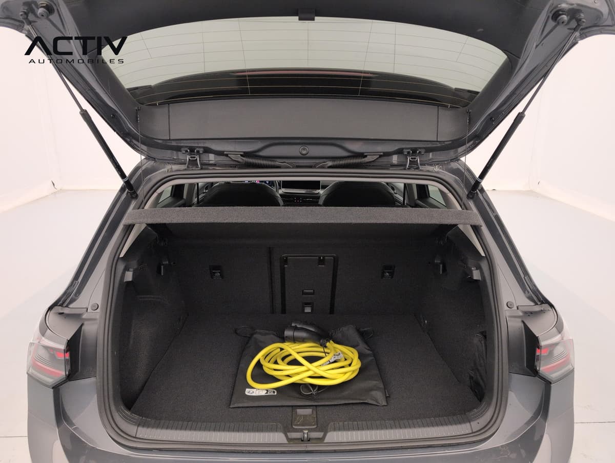 Volkswagen Golf : coffre ouvert avec câble de recharge jaune rangé dans son sac sur le plancher