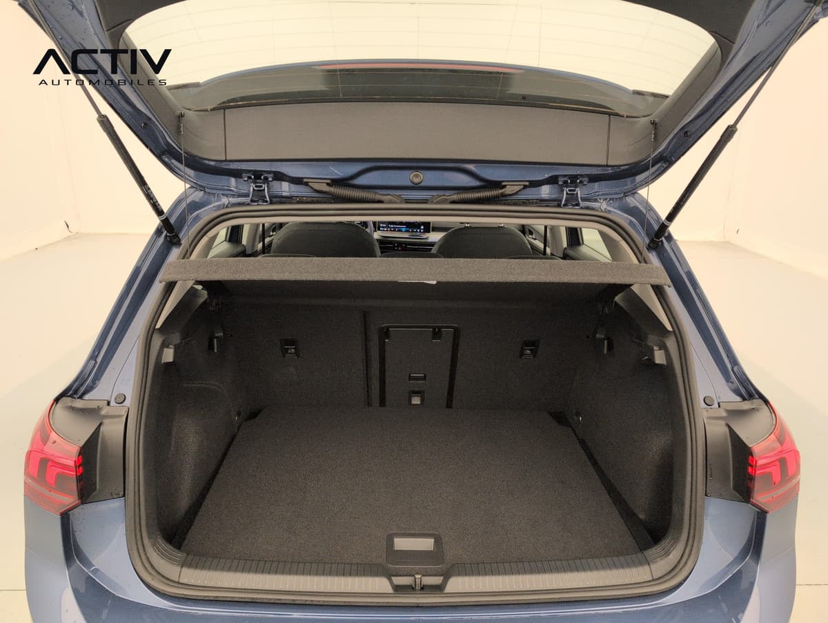 Volkswagen Golf 8 : coffre ouvert avec plancher plat et tablette cache-bagages en place