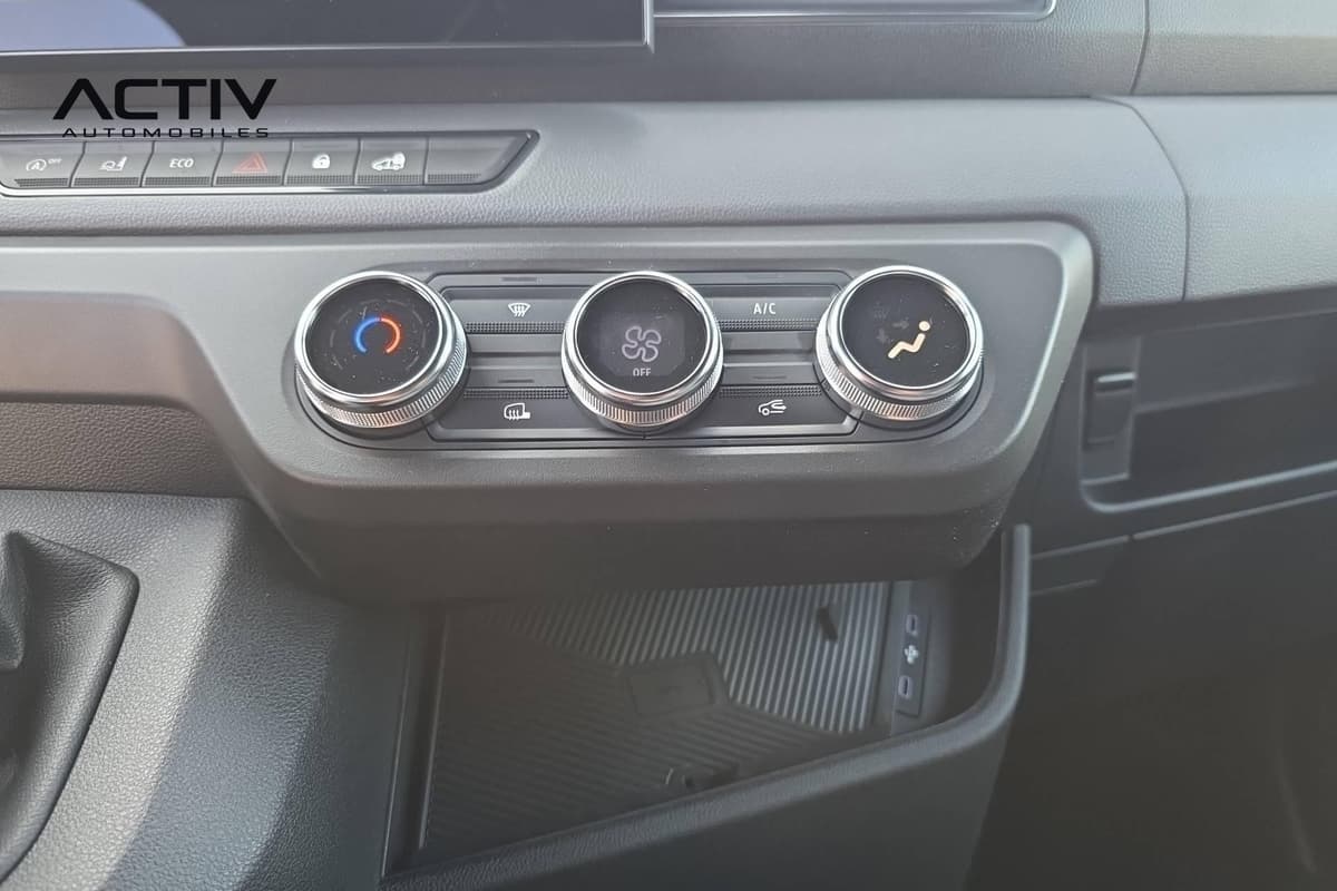 Renault Master Fourgon : commandes de climatisation à trois molettes et rangement ouvert dessous