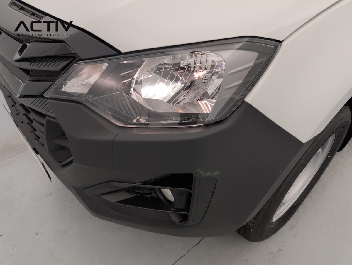 Isuzu D-MAX : optique avant halogène et feu antibrouillard dans le pare-chocs noir