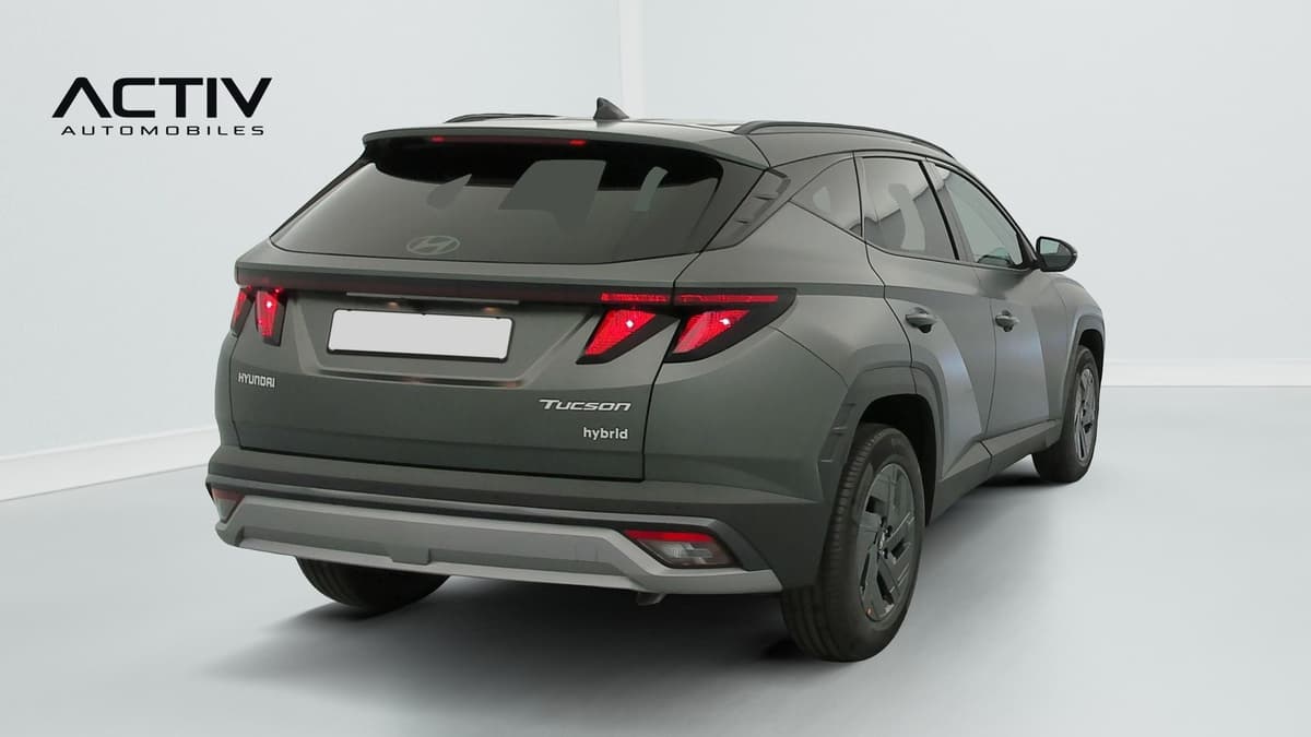 Hyundai Tucson : arrière trois quarts droit d'un SUV vert mat avec feux arrière et antenne requin