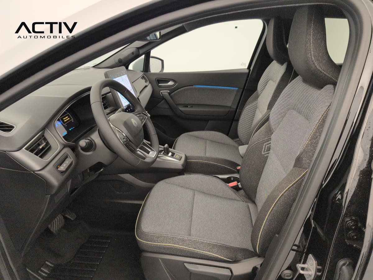 Renault Captur : sièges avant en tissu gris avec coutures claires, vus par la portière ouverte