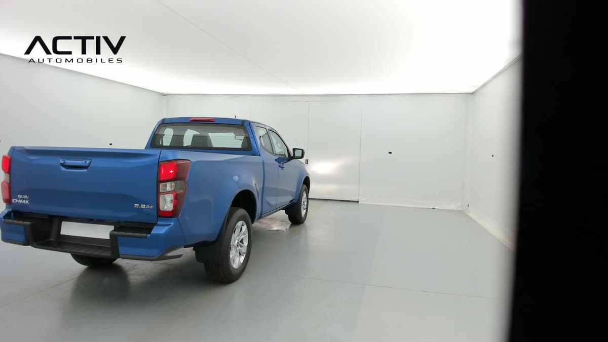 Isuzu D-MAX : pick-up bleu vu de l'arrière trois quarts droit, avec jante alliage et feu arrière