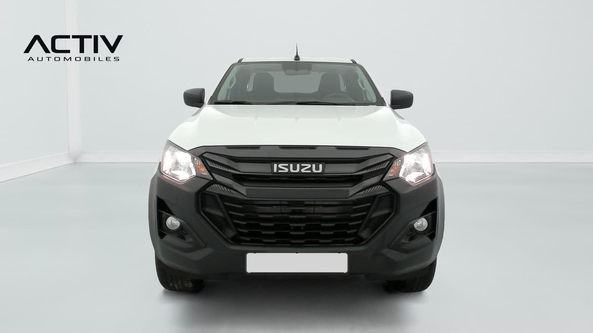 Isuzu D-MAX : face avant blanche avec calandre noire, phares et antibrouillards