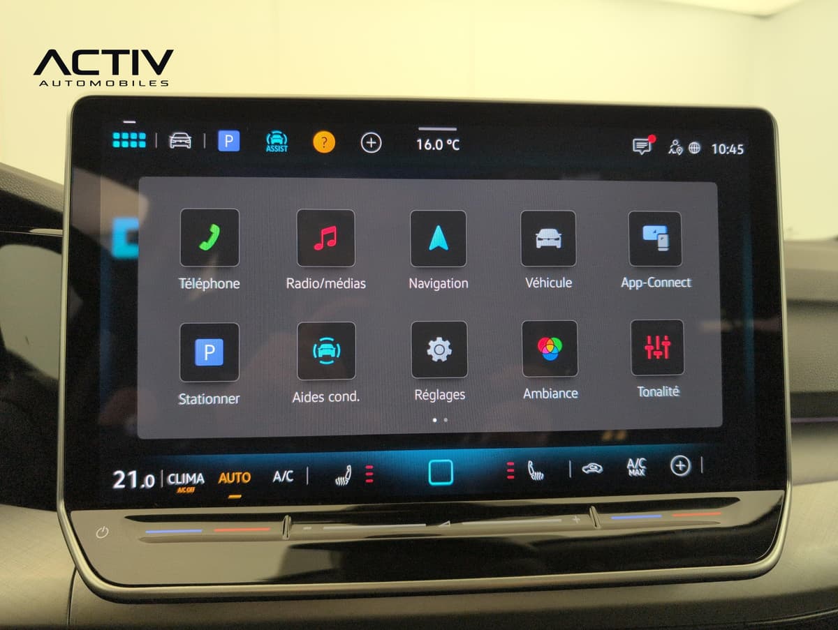 Volkswagen Golf 8 : écran tactile central avec menu d'applications et commandes de climatisation
