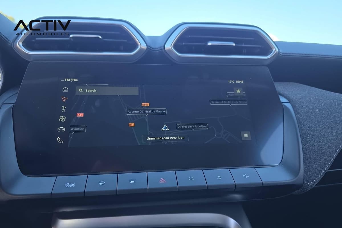 Mg ZS : écran tactile avec cartographie de navigation et boutons de raccourci en dessous