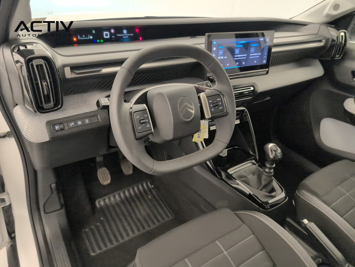 Citroën C3 : habitacle avant côté conducteur avec volant, écran tactile et levier manuel