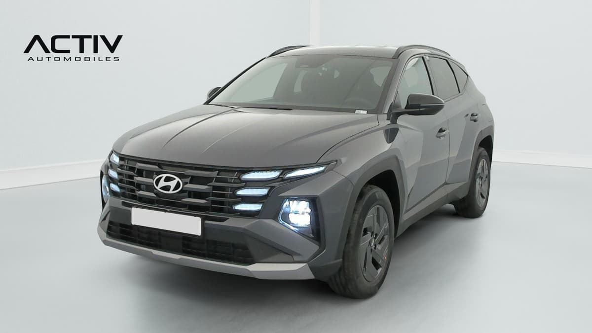 Hyundai Tucson : SUV gris vu de trois quarts avant gauche, feux à LED allumés