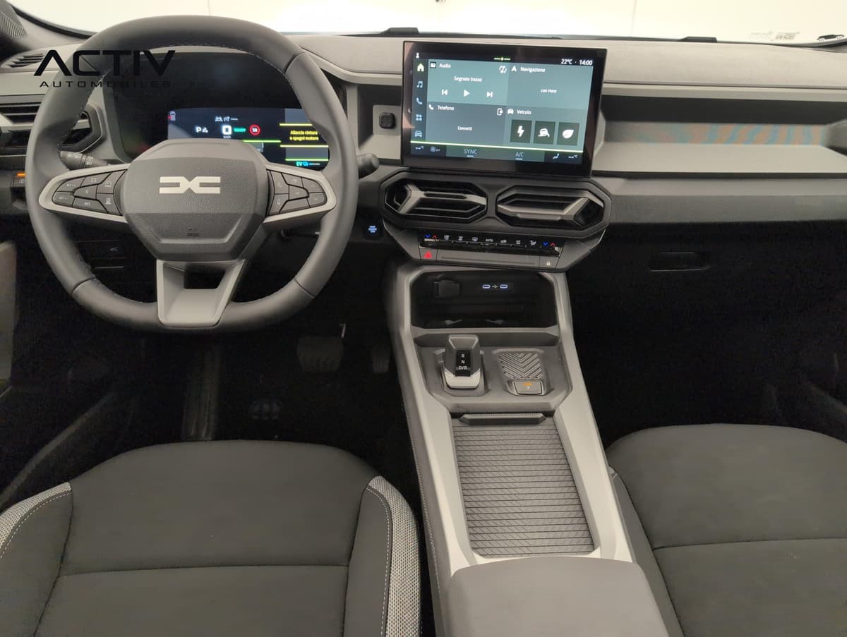 Dacia Bigster Hybrid : planche de bord avec écran central, volant et console avec levier automatique