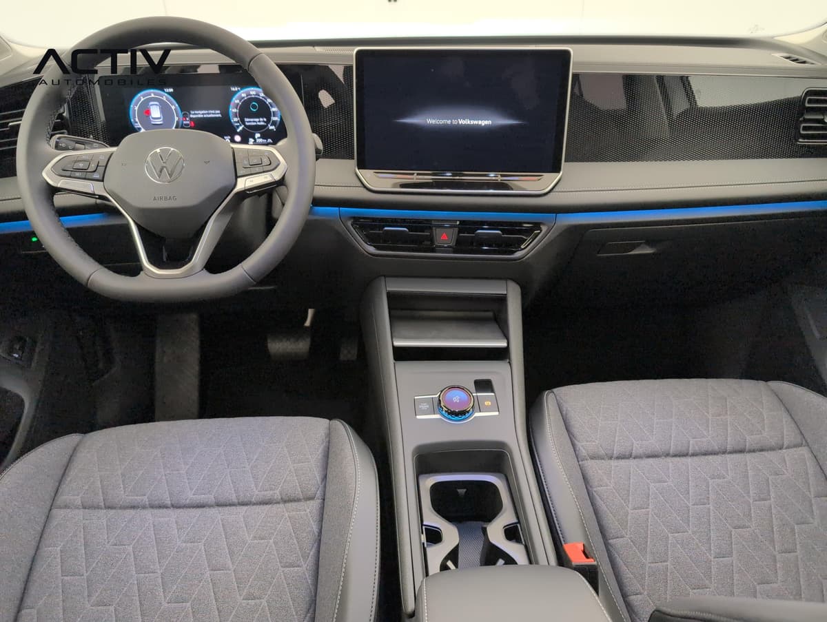 Volkswagen Tiguan : planche de bord avec grand écran, volant multifonction et sièges avant en tissu