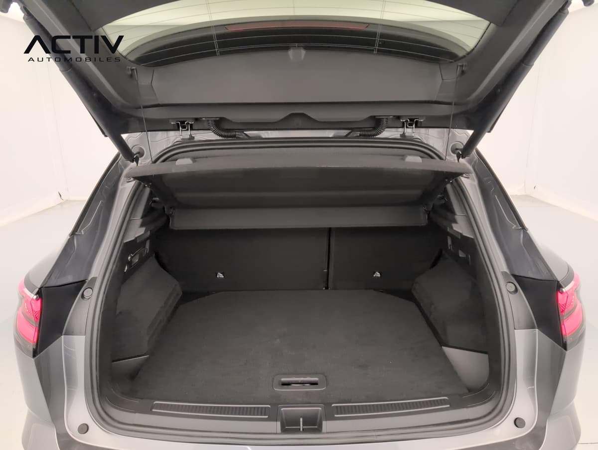 Renault Austral : coffre ouvert avec tablette cache-bagages et moquette noire