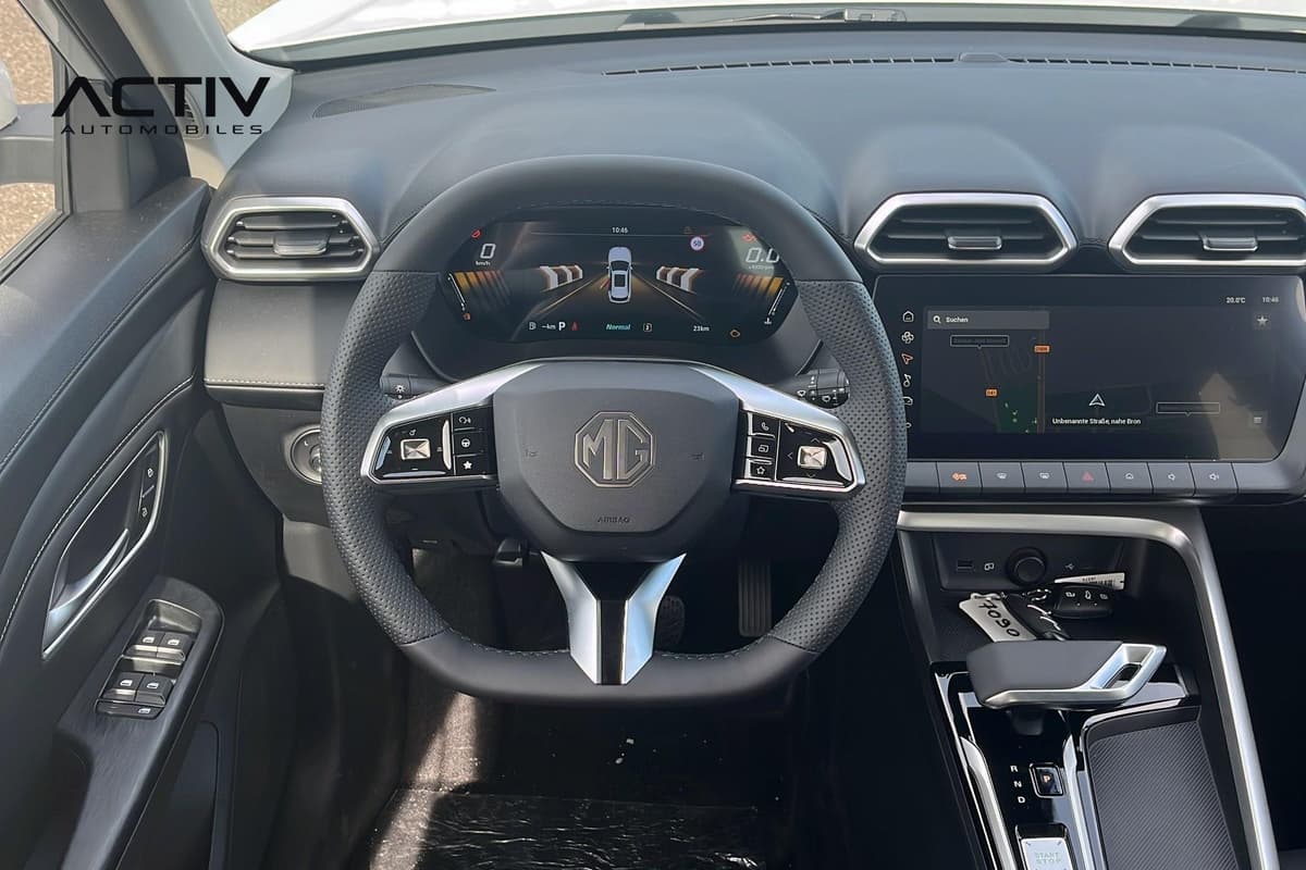 Mg ZS : poste de conduite avec volant, compteur numérique, écran tactile et levier automatique