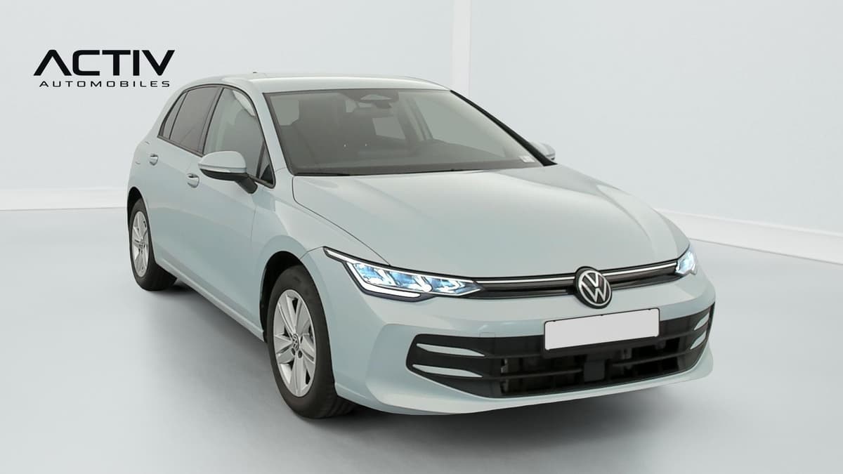 Volkswagen Golf 8 : vue avant trois quarts droit, peinture unie et projecteurs à LED