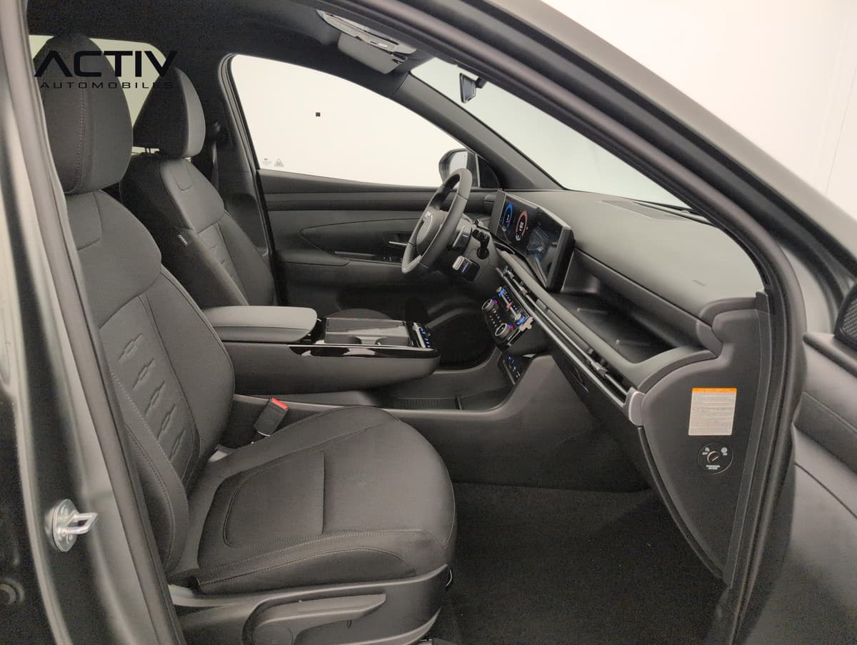 Hyundai Tucson : habitacle avant côté passager avec siège en tissu noir et accoudoir central