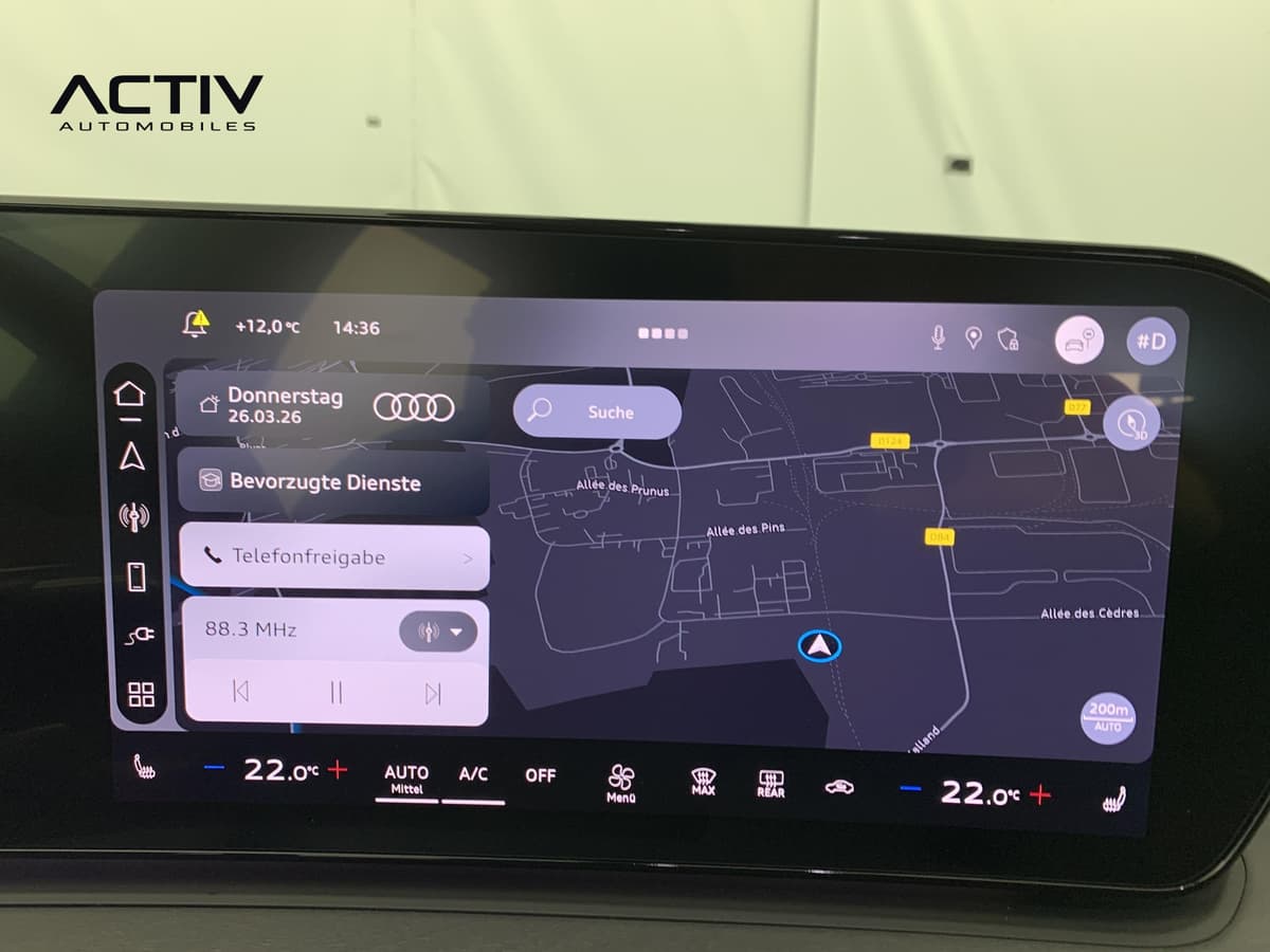 Audi Q3 Sportback Hybride : écran tactile central avec carte de navigation, radio et réglages de climatisation