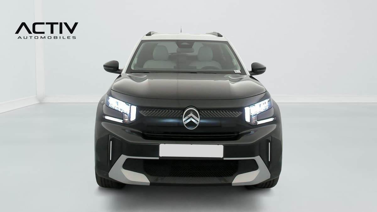 Citroën C3 Aircross : face avant avec projecteurs allumés, toit blanc et barres de toit noires
