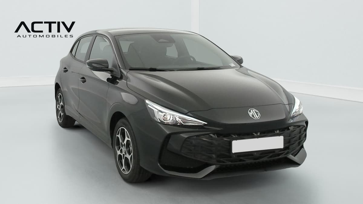 Mg MG3 : citadine noire vue de l'avant trois quarts droit, jantes alliage et optiques fines