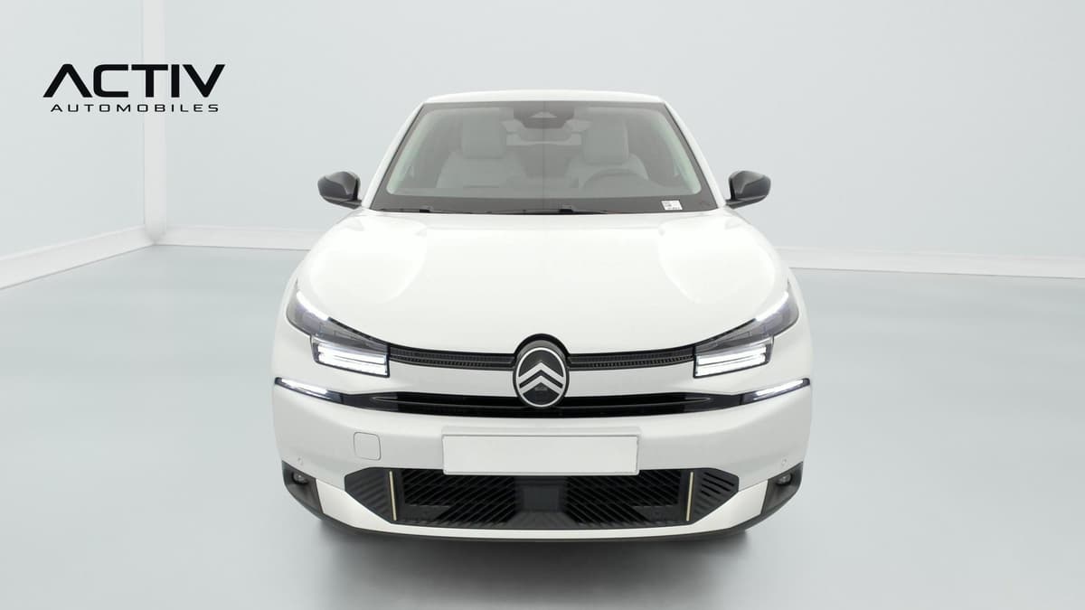 Citroën C4 : face avant blanche avec projecteurs à signature lumineuse et pare-chocs noir