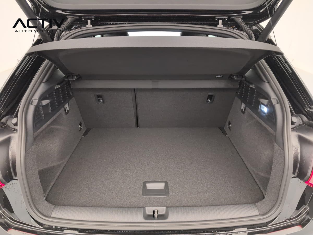 Audi Q2 : coffre ouvert avec plancher plat, cache-bagages et dossiers rabattables