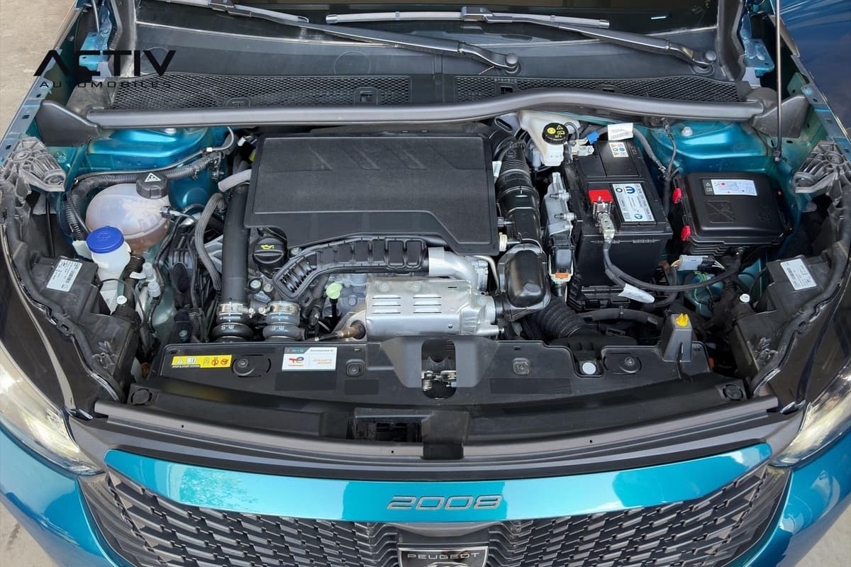 Peugeot 2008 : compartiment moteur ouvert avec cache moteur, batterie et vase d'expansion