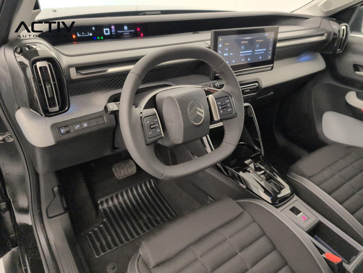 Citroën C3 Aircross : poste de conduite avec volant, écran tactile et sièges en tissu noir