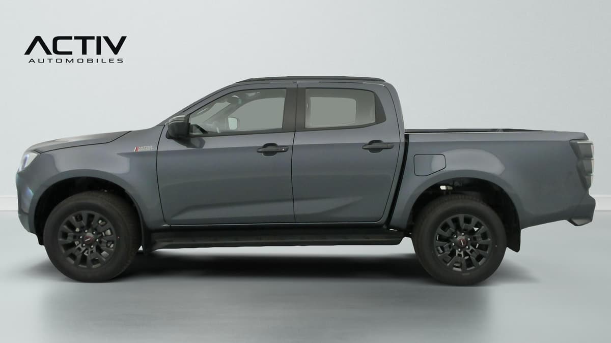 Isuzu D-MAX : profil gauche du pick-up gris avec jantes noires et marchepieds latéraux