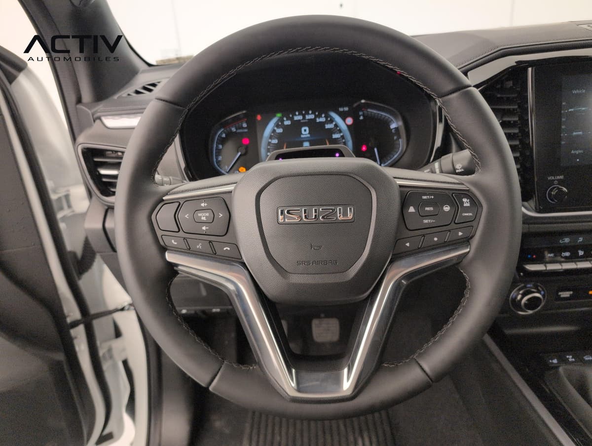 Isuzu D-MAX : volant avec commandes intégrées devant le combiné d'instruments