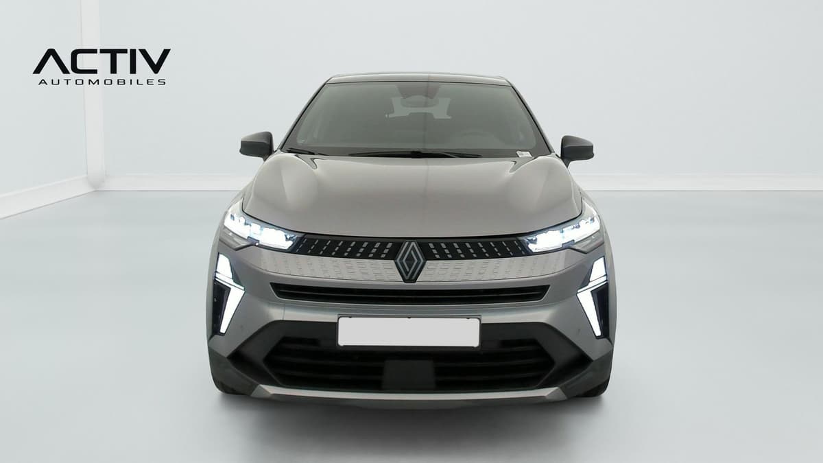 Renault Captur : face avant grise avec optiques à LED et rétroviseurs noirs