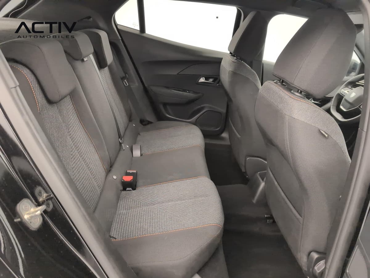 Peugeot 2008 : banquette arrière en tissu gris avec surpiqûres orange, vue par la portière ouverte