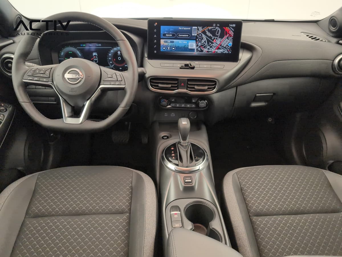 Nissan Juke : planche de bord avec écran tactile, combiné numérique et levier automatique