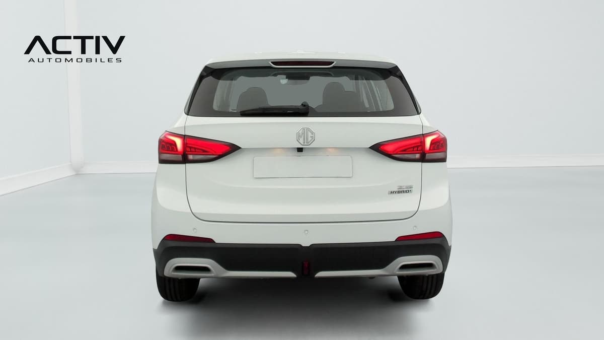 Mg ZS : face arrière blanche avec feux à LED, essuie-glace et capteurs de stationnement