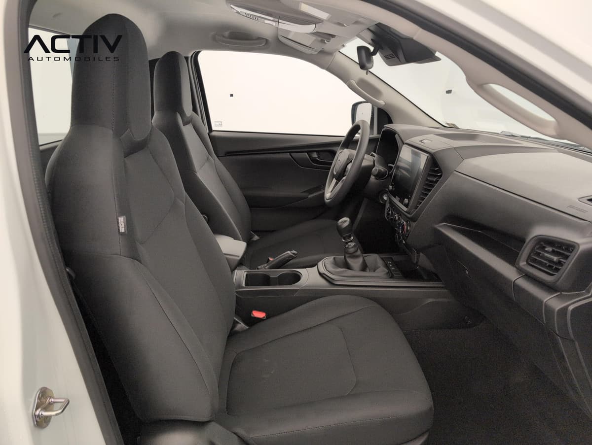 Isuzu D-MAX : sièges avant en tissu noir, levier de vitesses manuel et écran tactile