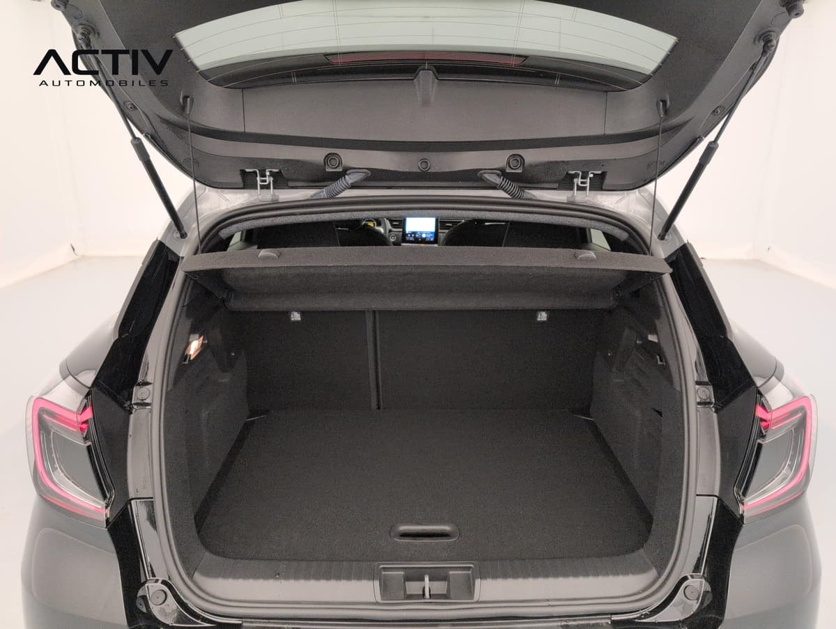 Renault Captur : coffre ouvert avec plancher plat et tablette cache-bagages