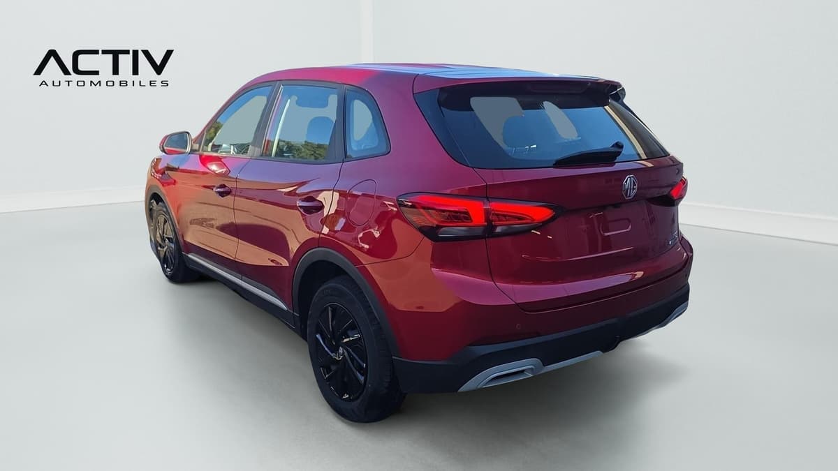 Mg ZS : arrière trois quarts gauche d'un SUV rouge avec feux à LED et jantes noires