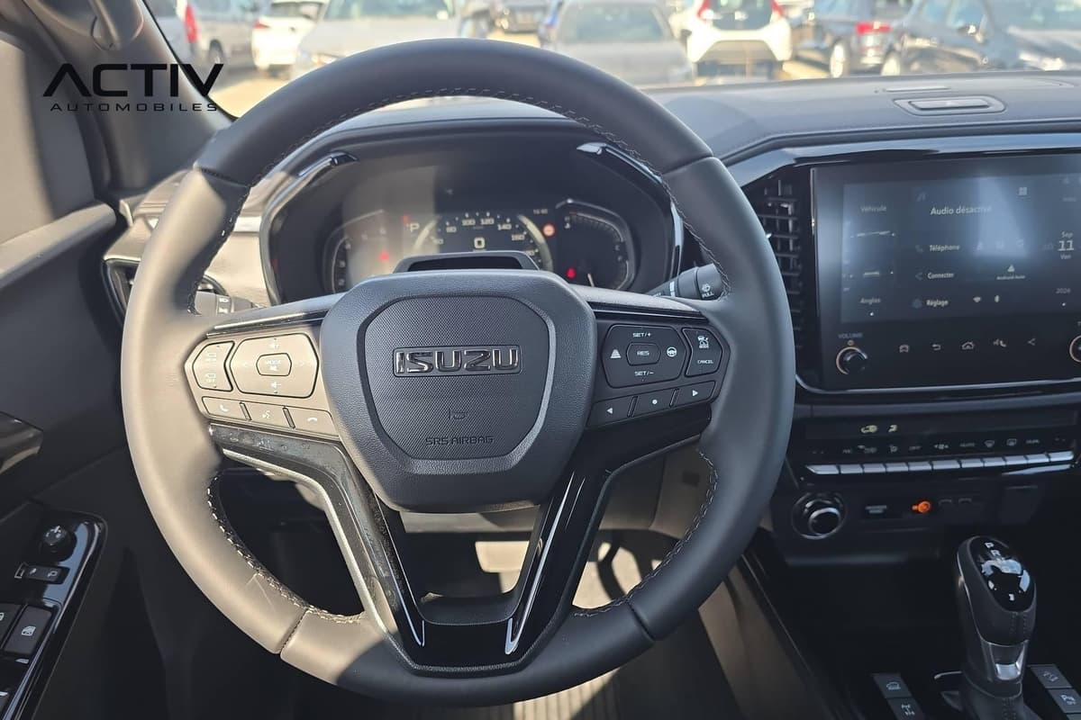 Isuzu D-MAX : volant avec commandes intégrées, combiné d'instruments et écran tactile