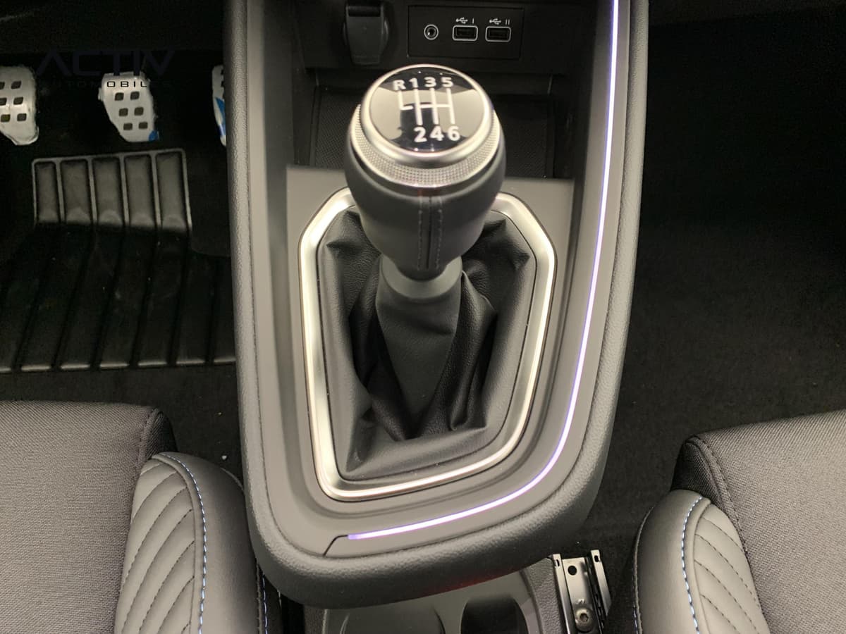 Renault Clio 5 : levier de vitesses manuel à six rapports sur la console avec éclairage d'ambiance