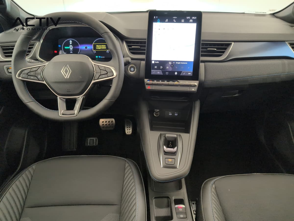 Renault Captur : planche de bord avec grand écran vertical, volant et console flottante