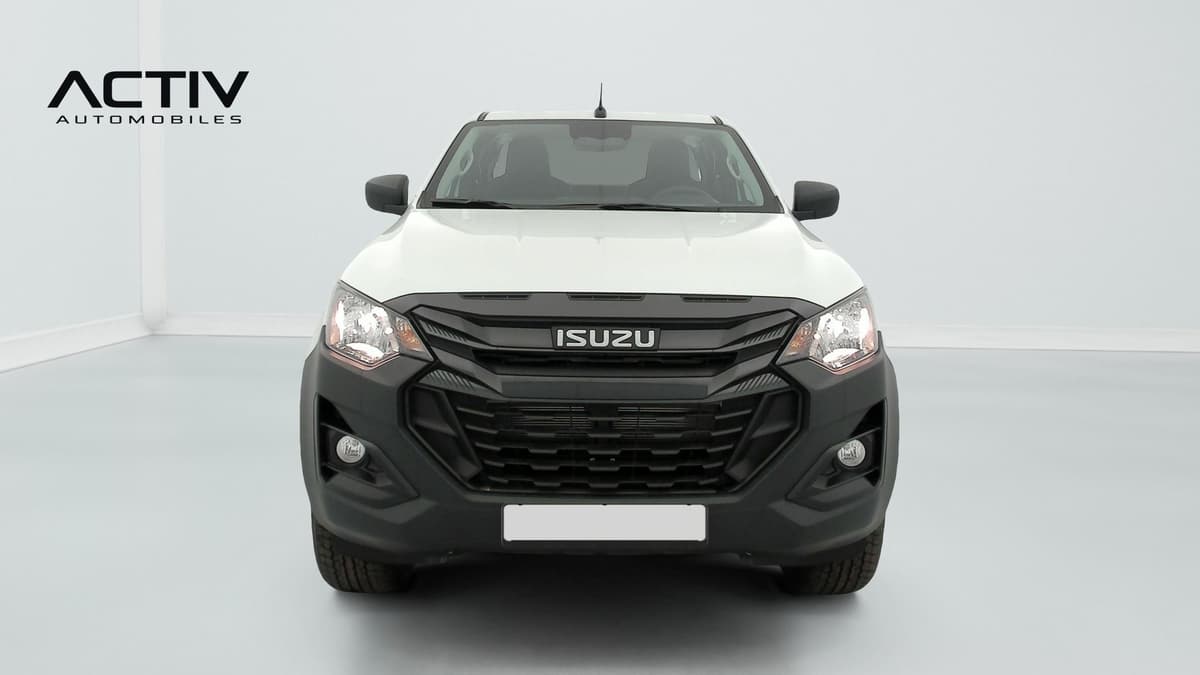 Isuzu D-MAX : face avant blanche avec calandre noire, phares et antibrouillards