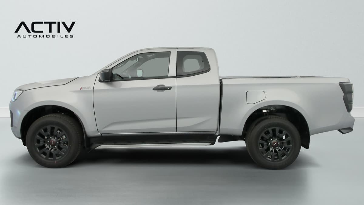 Isuzu D-MAX : profil gauche du pick-up gris avec jantes noires et marchepieds latéraux