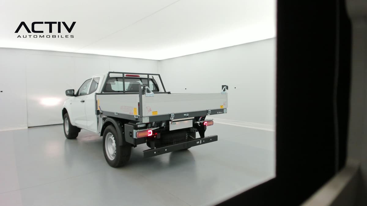 Isuzu D-MAX : pick-up blanc vu de l'arrière gauche avec plateau ridelles aluminium