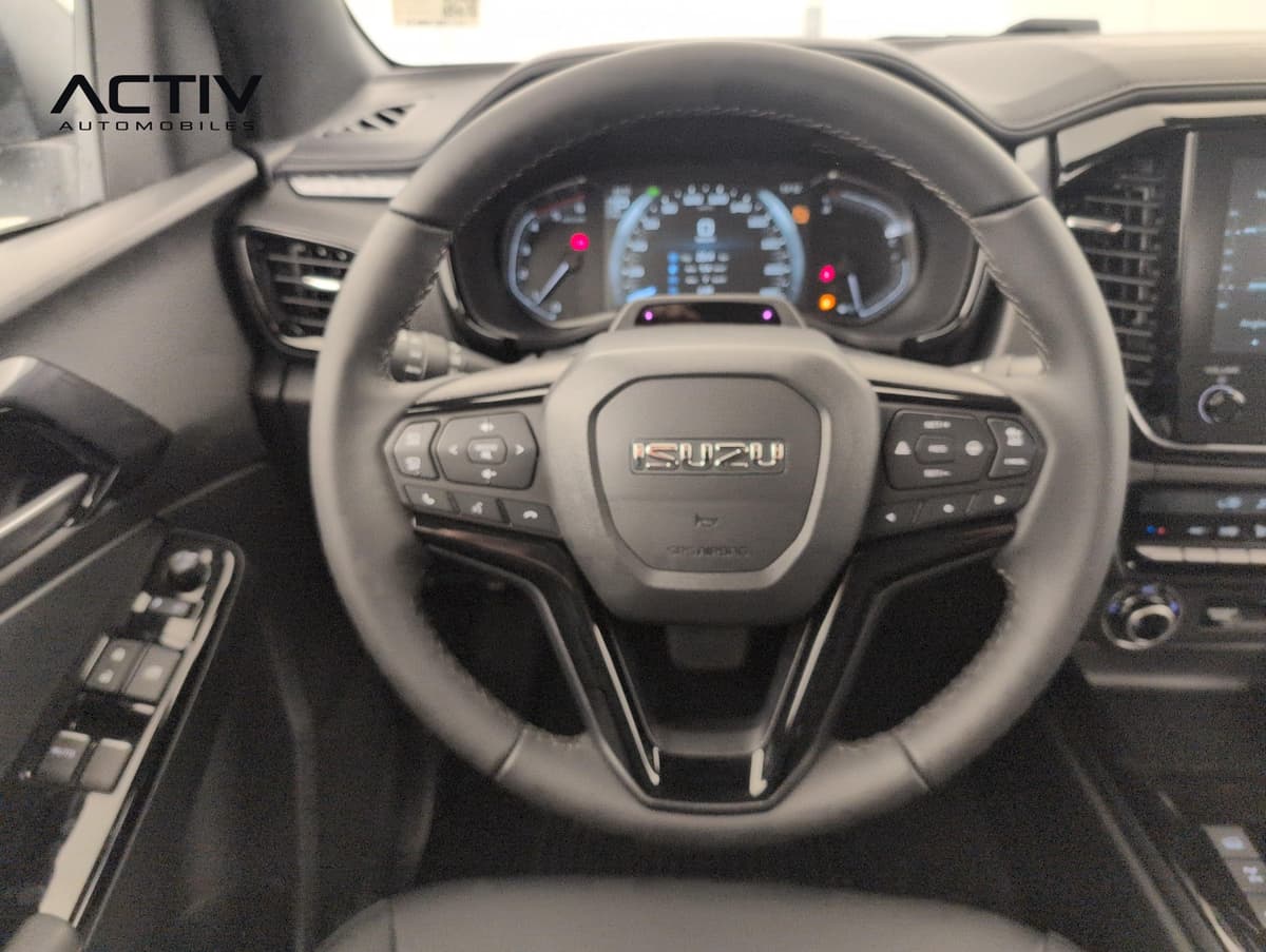 Isuzu D-MAX : volant avec commandes au volant et combiné d'instruments allumé