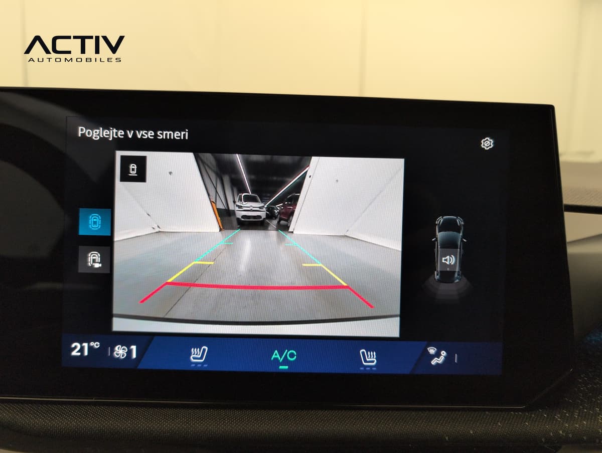 Renault Clio 6 : image de la caméra de recul à l'écran avec lignes de guidage et visualisation des capteurs