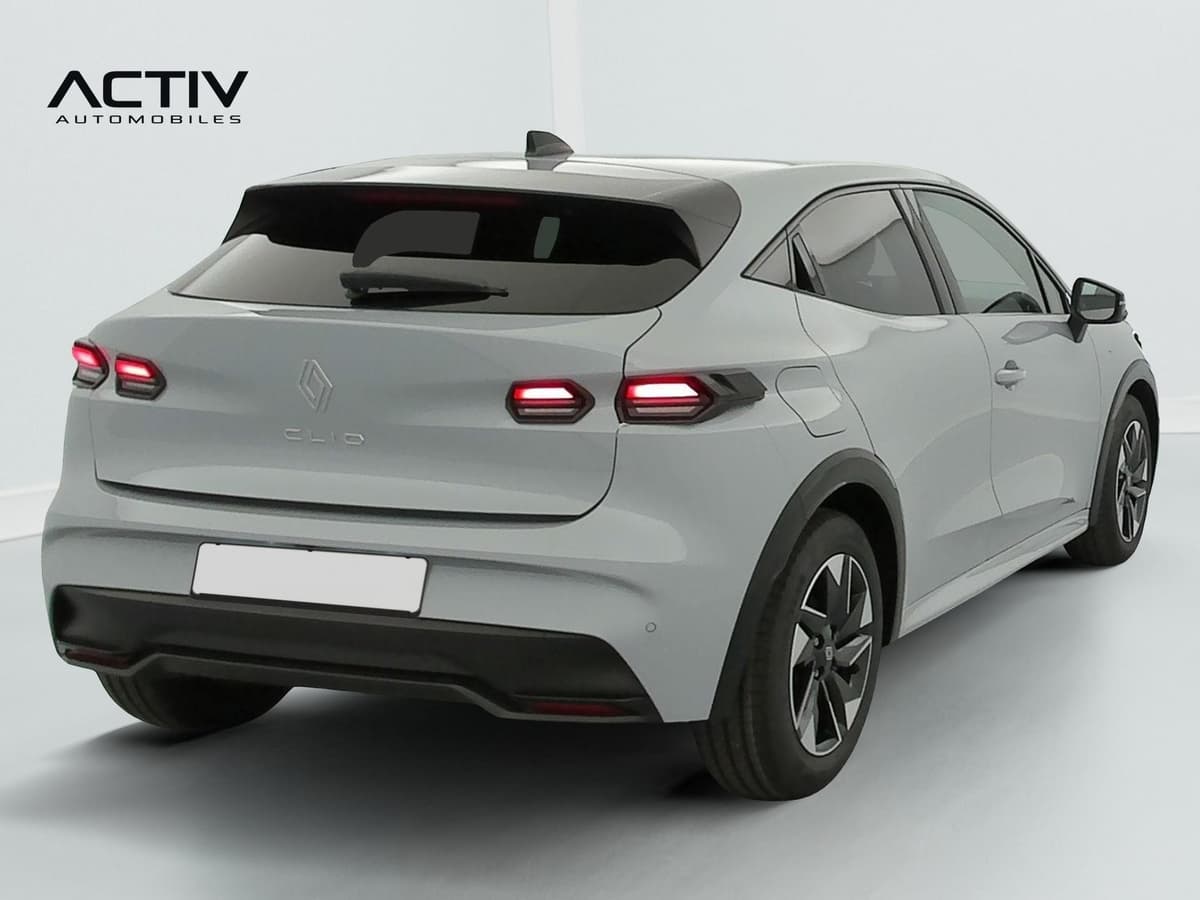 Renault Clio 6 : vue arrière trois quarts droit, grise, avec feux arrière et jantes noires