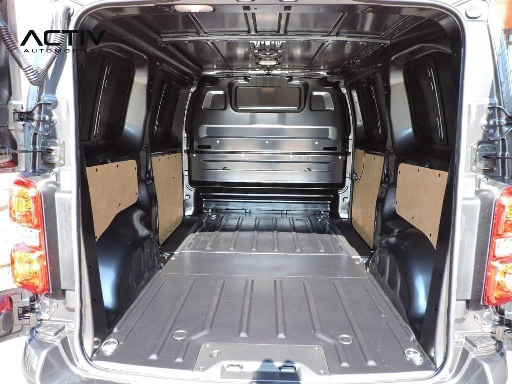 Citroën Jumpy Fourgon : zone de chargement vue par les portes arrière ouvertes, cloison pleine tôlée
