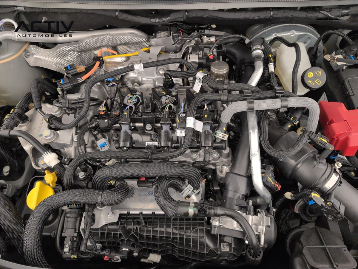 Dacia Sandero Gpl : compartiment moteur ouvert avec faisceaux, injecteurs et vase d'expansion