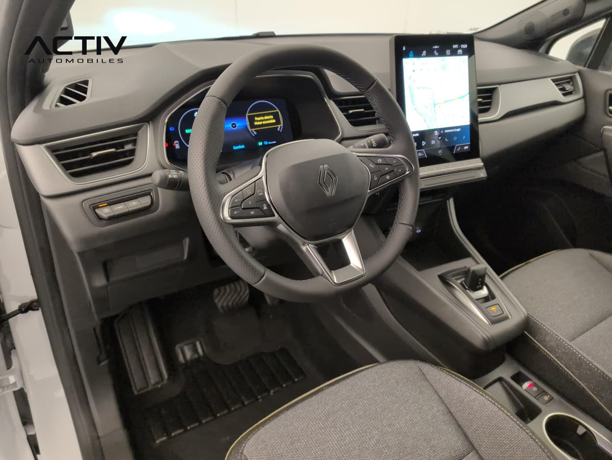 Renault Captur : habitacle avant côté conducteur avec volant, écran tactile vertical et levier de vitesses