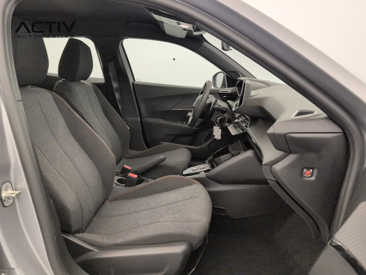 Peugeot 2008 : habitacle avant côté passager avec siège en tissu gris et planche de bord